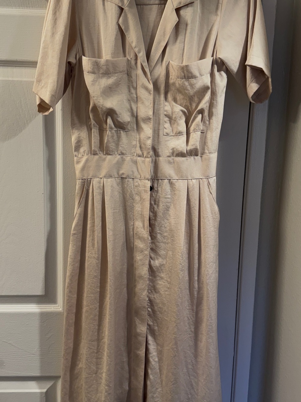 Creatures of Comfort Light Beige Short-Sleeve Midi Dress with Front Pockets